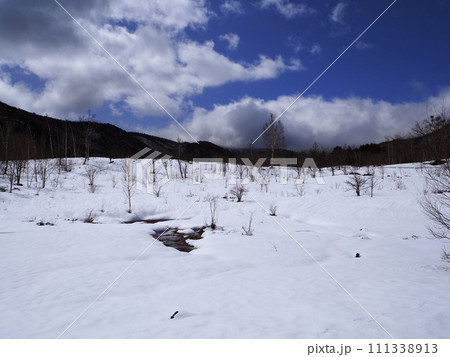 早春の雪解け間近の乗鞍高原・一の瀬園地の、偲ぶの池 早春の雪解け間近の乗鞍高原・一の瀬園地の、偲ぶの池 111338913