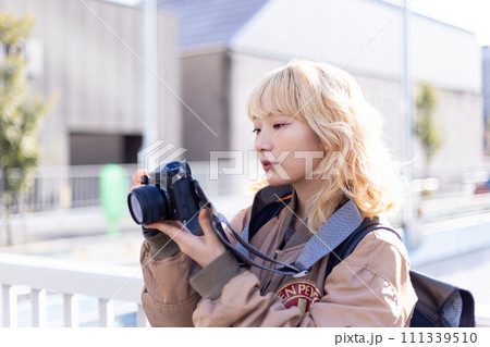 ストリートスナップ　カメラ女子のポートレート　 111339510