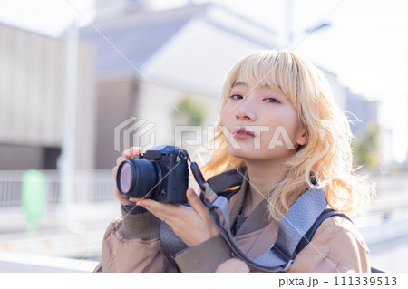 ストリートスナップ　カメラ女子のポートレート　 111339513
