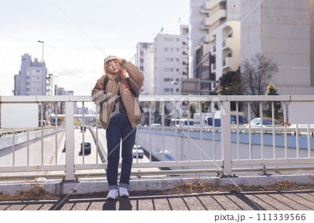 ストリートスナップ　若い女性のポートレート　 111339566