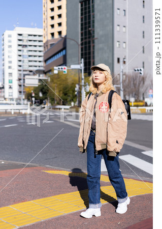 ストリートスナップ 若い女性のポートレート ストリートスナップ 若い女性のポートレート 111339571