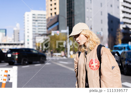 ストリートスナップ　若い女性のポートレート　 111339577