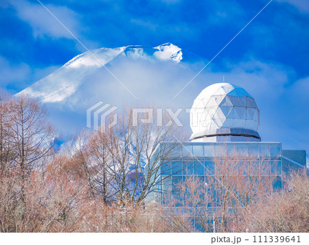 （山梨県富士吉田市）降雪後、レーダードーム館の背後に顔を出した富士山 111339641