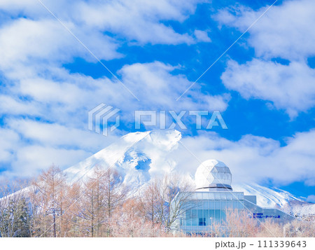 (山梨県富士吉田市)降雪後、レーダードーム館の背後に顔を出した富士山 (山梨県富士吉田市)降雪後、レーダードーム館の背後に顔を出した富士山 111339643