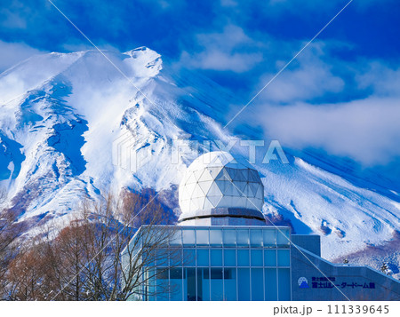 (山梨県富士吉田市)降雪後、レーダードーム館の背後に顔を出した富士山 (山梨県富士吉田市)降雪後、レーダードーム館の背後に顔を出した富士山 111339645