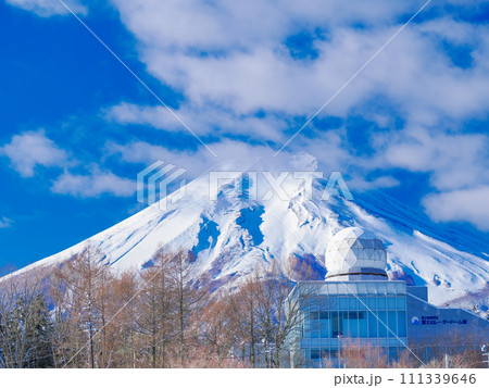(山梨県富士吉田市)降雪後、レーダードーム館の背後に顔を出した富士山 (山梨県富士吉田市)降雪後、レーダードーム館の背後に顔を出した富士山 111339646