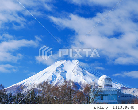 （山梨県富士吉田市）降雪後、レーダードーム館の背後に顔を出した富士山 111339649