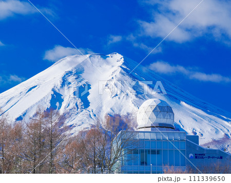 （山梨県富士吉田市）降雪後、レーダードーム館の背後に顔を出した富士山 111339650