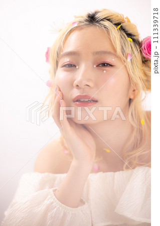 ビューティー　日本人金髪女性のポートレート　 111339718
