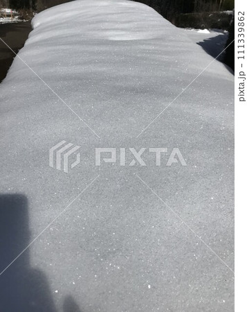 煌めく降り積もった雪 煌めく降り積もった雪 111339862