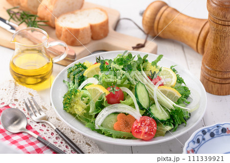 季節のお野菜たっぷり 野菜サラダ お塩とオリーブオイルでさっぱりと 111339921