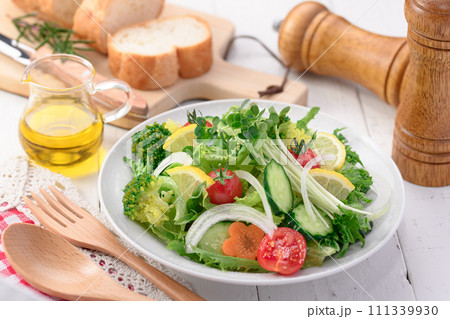 季節のお野菜たっぷり 野菜サラダ お塩とオリーブオイルでさっぱりと 季節のお野菜たっぷり 野菜サラダ お塩とオリーブオイルでさっぱりと 111339930