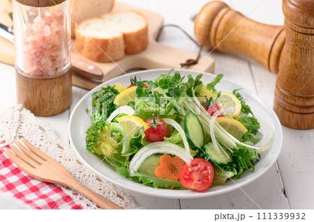 季節のお野菜たっぷり 野菜サラダ お塩とオリーブオイルでさっぱりと 季節のお野菜たっぷり 野菜サラダ お塩とオリーブオイルでさっぱりと 111339932