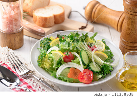季節のお野菜たっぷり 野菜サラダ お塩とオリーブオイルでさっぱりと 111339939