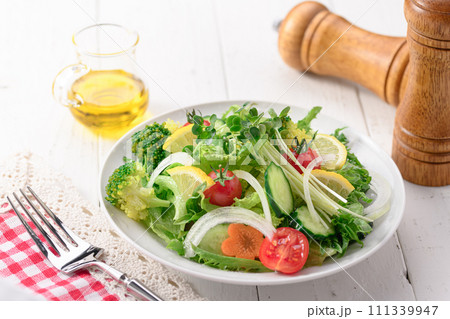 季節のお野菜たっぷり 野菜サラダ お塩とオリーブオイルでさっぱりと 111339947