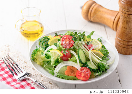 季節のお野菜たっぷり 野菜サラダ お塩とオリーブオイルでさっぱりと 111339948