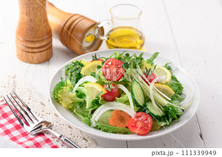 季節のお野菜たっぷり 野菜サラダ お塩とオリーブオイルでさっぱりと 111339949