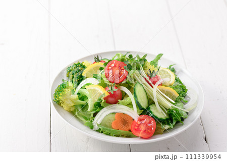 季節のお野菜たっぷり 野菜サラダ お塩とオリーブオイルでさっぱりと 季節のお野菜たっぷり 野菜サラダ お塩とオリーブオイルでさっぱりと 111339954