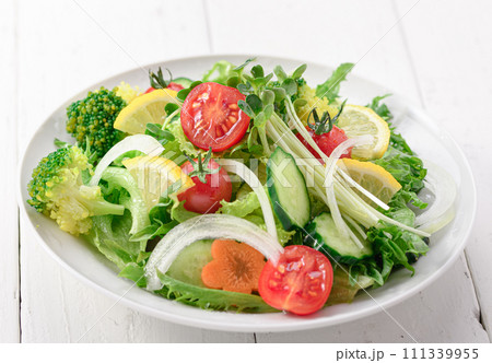 季節のお野菜たっぷり 野菜サラダ お塩とオリーブオイルでさっぱりと 季節のお野菜たっぷり 野菜サラダ お塩とオリーブオイルでさっぱりと 111339955