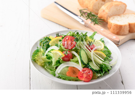 季節のお野菜たっぷり 野菜サラダ お塩とオリーブオイルでさっぱりと 季節のお野菜たっぷり 野菜サラダ お塩とオリーブオイルでさっぱりと 111339956