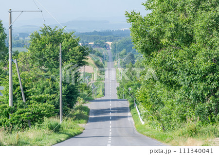 北海道上富良野町　かみふらの八景　夏のジェットコースターの路 111340041