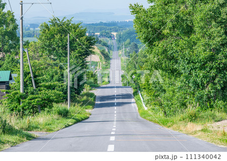 北海道上富良野町 かみふらの八景 夏のジェットコースターの路 北海道上富良野町 かみふらの八景 夏のジェットコースターの路 111340042