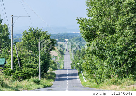 北海道上富良野町　かみふらの八景　夏のジェットコースターの路 111340048