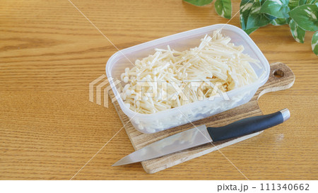 細かくカットしたエノキ茸 111340662