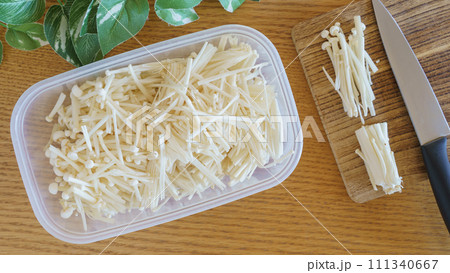 細かくカットしたエノキ茸 細かくカットしたエノキ茸 111340667