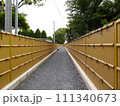 道路沿いの細い歩道 111340673