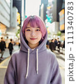 雑踏で立つパーカーを着た少女 111340783
