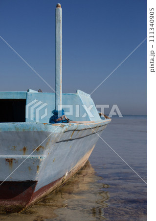 Abandoned boat after a wreck 111340905