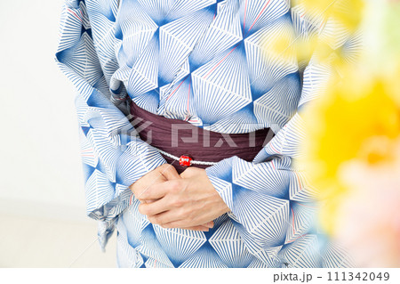 青い浴衣を着たミドル女性 青い浴衣を着たミドル女性 111342049