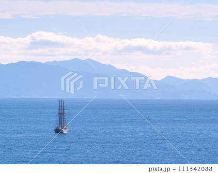 背景素材　大海原に帆船1艘 111342088