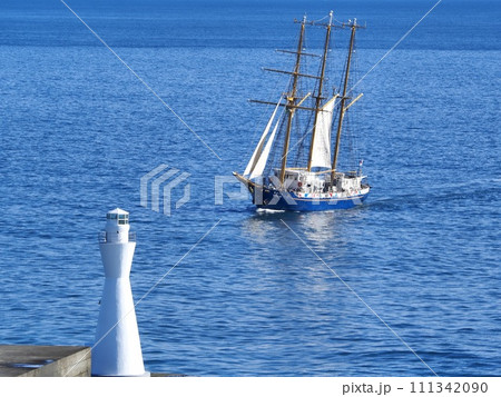 静岡県　白灯台と帆船みらいへ　11月 111342090