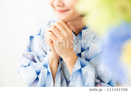 青い浴衣を着て楽しそうに笑うミドル女性 青い浴衣を着て楽しそうに笑うミドル女性 111342106