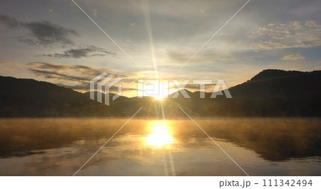十和田湖湖畔に昇る朝日 十和田湖湖畔に昇る朝日 111342494
