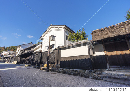 秋の京都　嵯峨鳥居本の伝統的な町並み 111343215