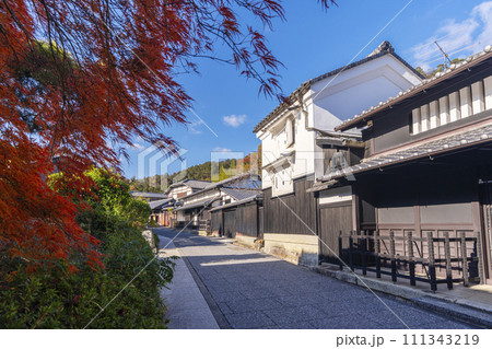秋の京都　嵯峨鳥居本の伝統的な町並み 111343219
