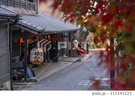 秋の京都　嵯峨鳥居本の伝統的な町並み 111343223