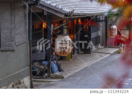 秋の京都　嵯峨鳥居本の伝統的な町並み 111343224