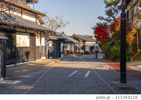 秋の京都　嵯峨鳥居本の伝統的な町並み 111343228