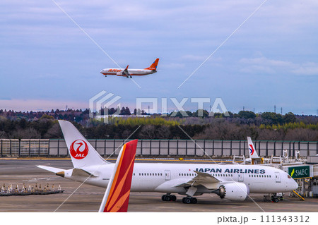 日本の千葉都市景観　成田空港第2からエア・インディアの旅客機B787-8やJALB787…などを望む 111343312