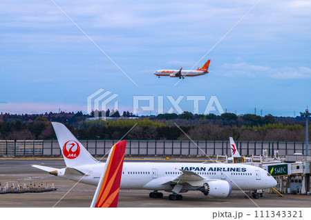 日本の千葉都市景観 成田空港第2からエア・インディアの旅客機B787-8やJALB787…などを望む 日本の千葉都市景観 成田空港第2からエア・インディアの旅客機B787-8やJALB787…などを望む 111343321