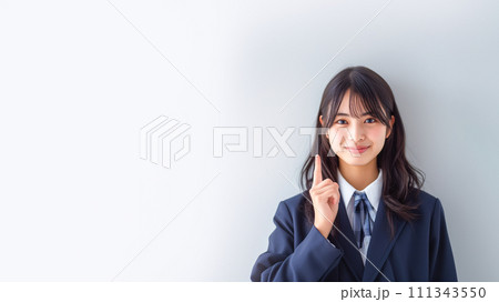 人差し指を立てる女子高生 111343550