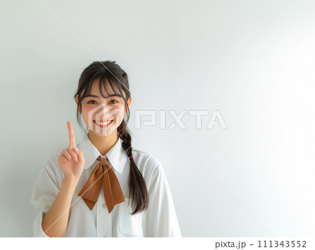 人差し指を立てる女子高生 人差し指を立てる女子高生 111343552