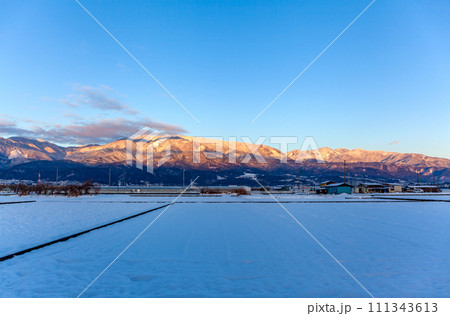 大雪の翌朝の櫛形山の朝焼け、南アルプス市 大雪の翌朝の櫛形山の朝焼け、南アルプス市 111343613