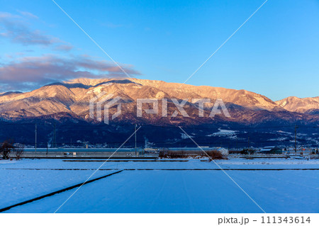 大雪の翌朝の櫛形山の朝焼け、南アルプス市 111343614