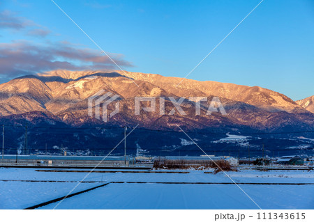 大雪の翌朝の櫛形山の朝焼け、南アルプス市 111343615