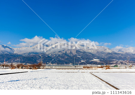 南アルプス市、櫛形山の雪景色 南アルプス市、櫛形山の雪景色 111343616